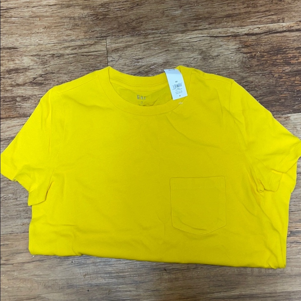 Brand NEW cotton GAP tee. Yellow. XS.
